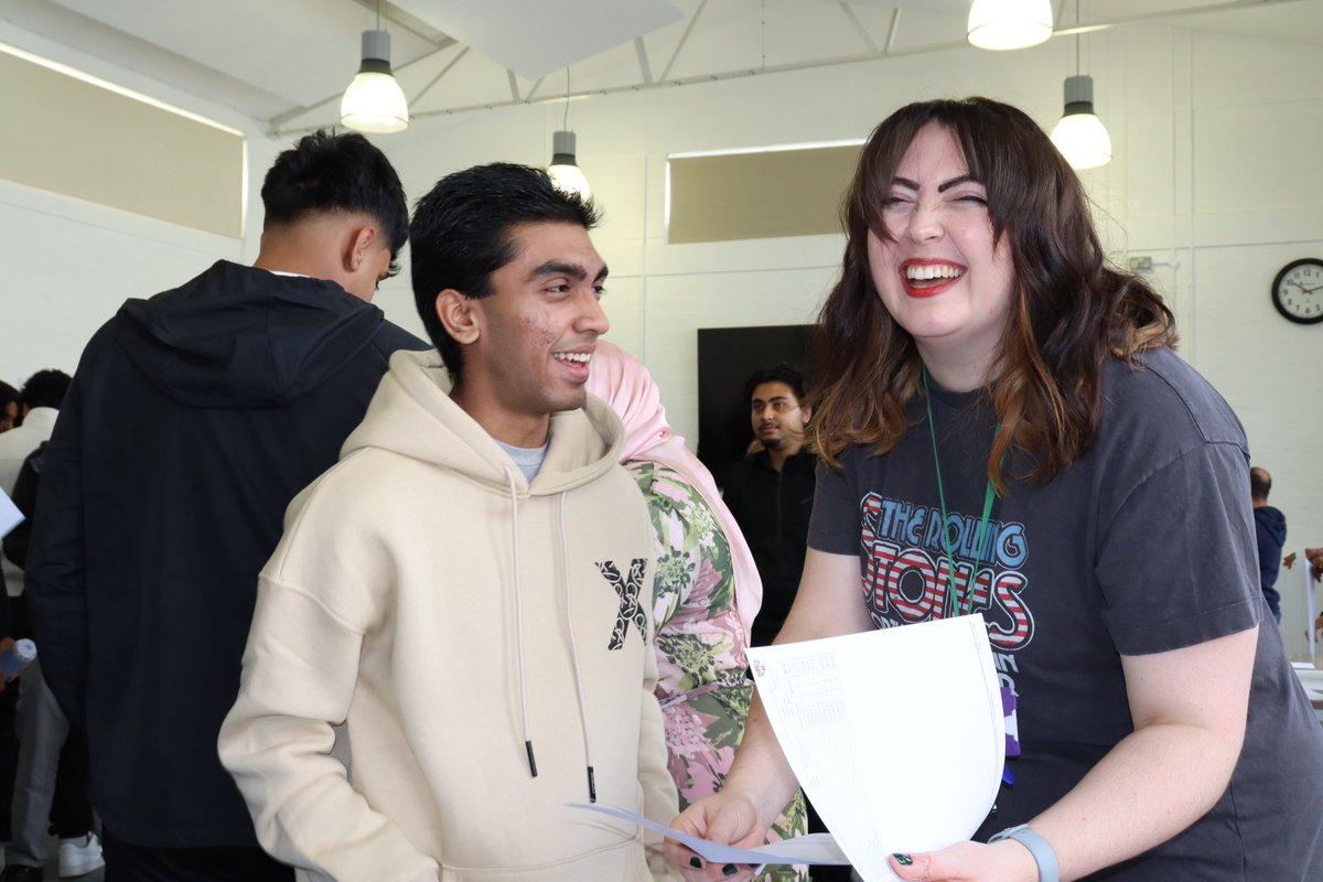 ChallneyBoys's tweet photo. “Our students are a credit to the school. Their achievements reflect their effort, and the unwavering support of our staff and parents.”
– Mr Mailer, Headteacher

“Their outcomes are richly deserved.” – Mr Khan
#GCSEResultsDay #ChallneySuccess https://t.co/rq0TSmlarA
