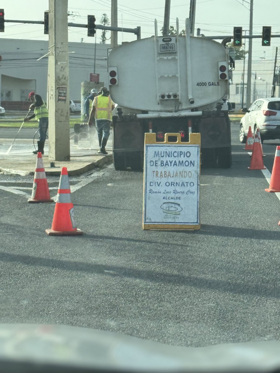 SalguiEl's tweet photo. Y si esto lo hacen después de las 9:00am y se evita el tapon descomunal en la luz de lomas verdes que de por sí se atapona. 7:30am @amigosdebayamon @ramonluisrivera https://t.co/ZJjESIRAjY