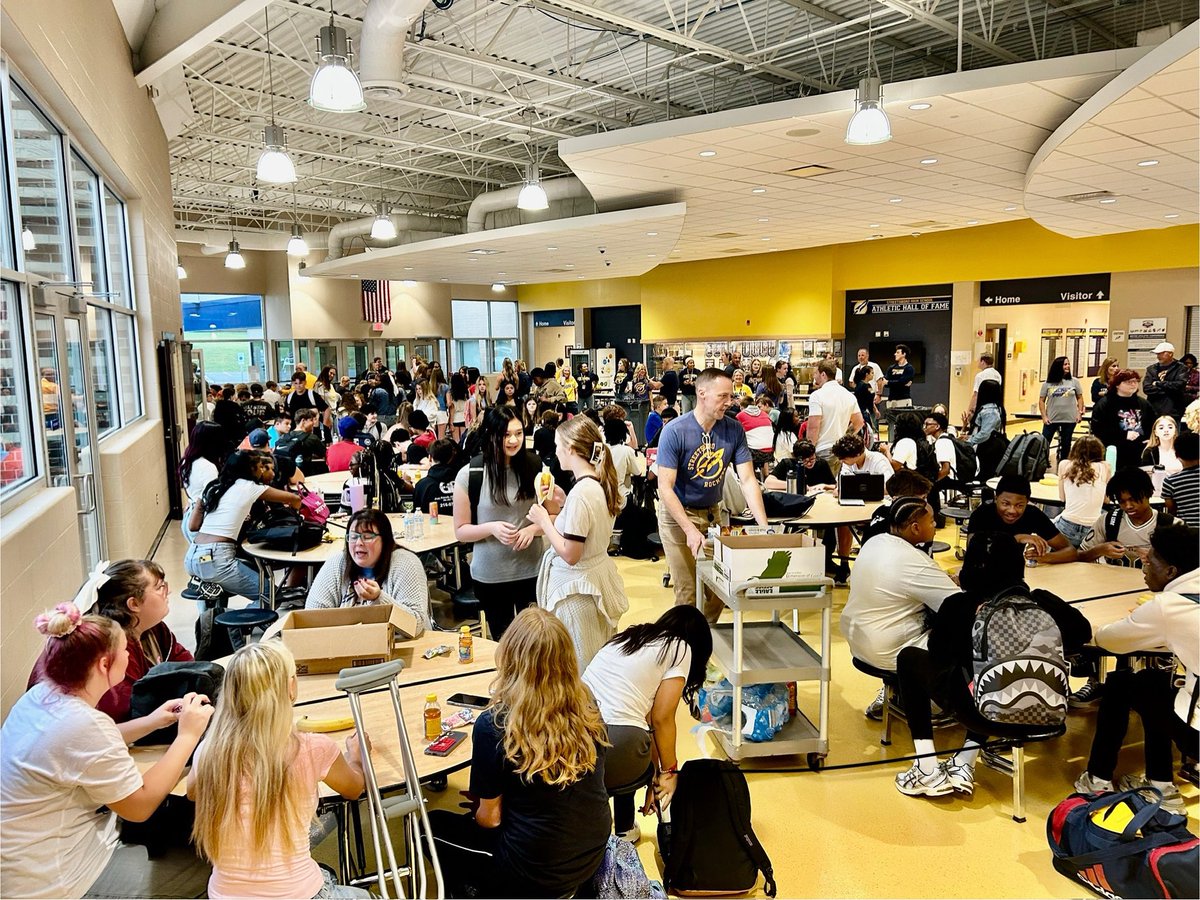 MrGriffisSHS's tweet photo. Freshmen Festival is under way here at SHS! Link crew has so many great activities and ideas to welcome our 9th graders. But first we eat! #goRockets #theBoro #linkcrew https://t.co/zpWcV5XNCz