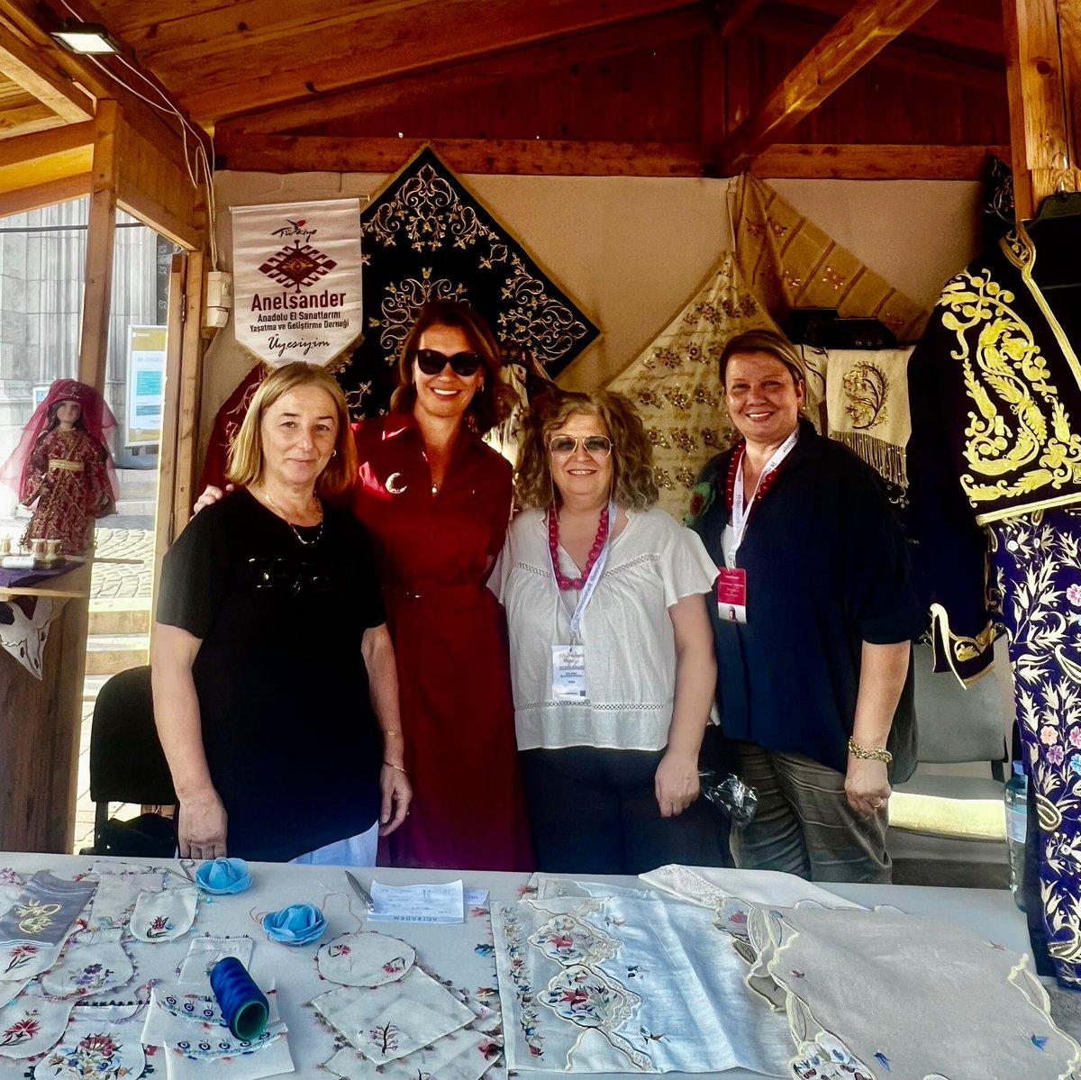 Türkiye in Hungary (@tc_budapestebe) on Twitter photo Budapeşte’de gerçekleştirilen 39. Halk Sanatları Festivali’ne katılan sanatçılarımız Ayşe Kaçan ve Yasemin Güçkıran’ı ziyaret eden Büyükelçi <a href="/GulsenKaranis/">Gülşen Karanis Ekşioğlu</a> Türk el sanatlarını tanıtımına katkılarından dolayı tebrik etti.
🇹🇷🤝🇭🇺
<a href="/TCKulturTurizm/">T.C. Kültür ve Turizm Bakanlığı</a>
<a href="/goturkiye_hu/">Budapest Kulturális És Turisztikai Hivatal</a>
@mestersegekunnepe Budapeşte’de gerçekleştirilen 39. Halk Sanatları Festivali’ne katılan sanatçılarımız Ayşe Kaçan ve Yasemin Güçkıran’ı ziyaret eden Büyükelçi <a href="/GulsenKaranis/">Gülşen Karanis Ekşioğlu</a> Türk el sanatlarını tanıtımına katkılarından dolayı tebrik etti.
🇹🇷🤝🇭🇺
<a href="/TCKulturTurizm/">T.C. Kültür ve Turizm Bakanlığı</a>
<a href="/goturkiye_hu/">Budapest Kulturális És Turisztikai Hivatal</a>
@mestersegekunnepe