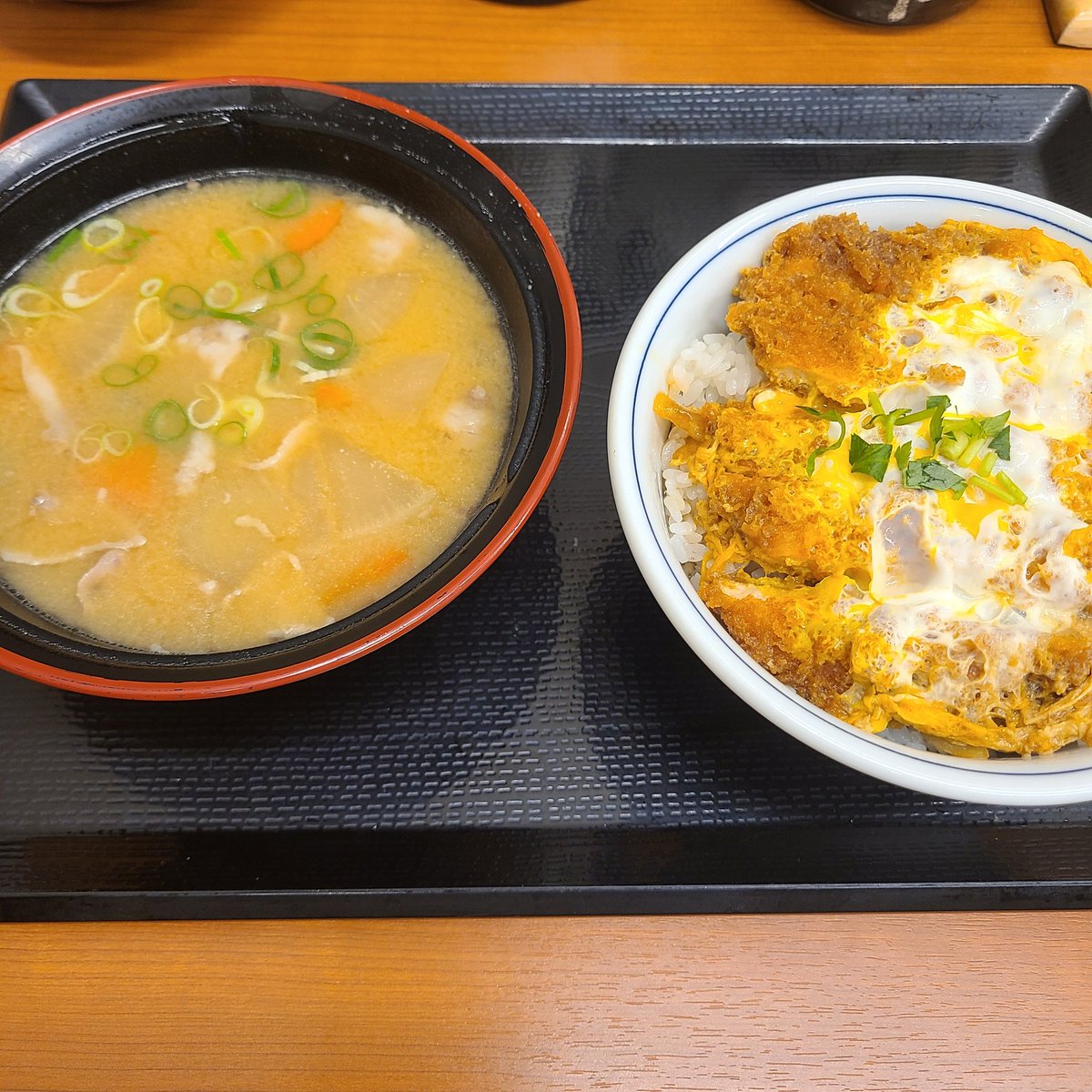 ihara_aile's tweet photo. かつやってインバウンド客の混雑がないから重宝してるんだけどカツ丼って外国人に人気ないの？ https://t.co/ox8BMJIsKr