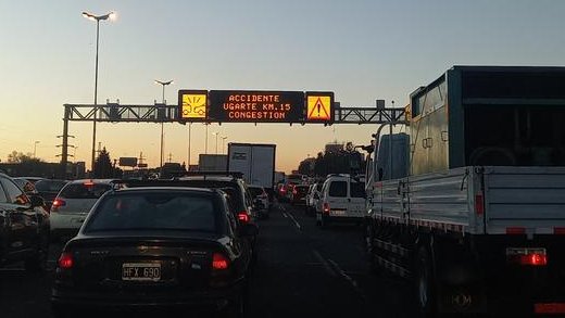 jotaleonetti's tweet image. MÁS DE #2HORAS ATRAPADOS EN #PANAMERICANA 🛣
Vecinos que salieron en combi desde #Escobar a las 6 AM todavía están en la Autopista altura @UnicenterArg.
 ControldeTransito.com.ar
