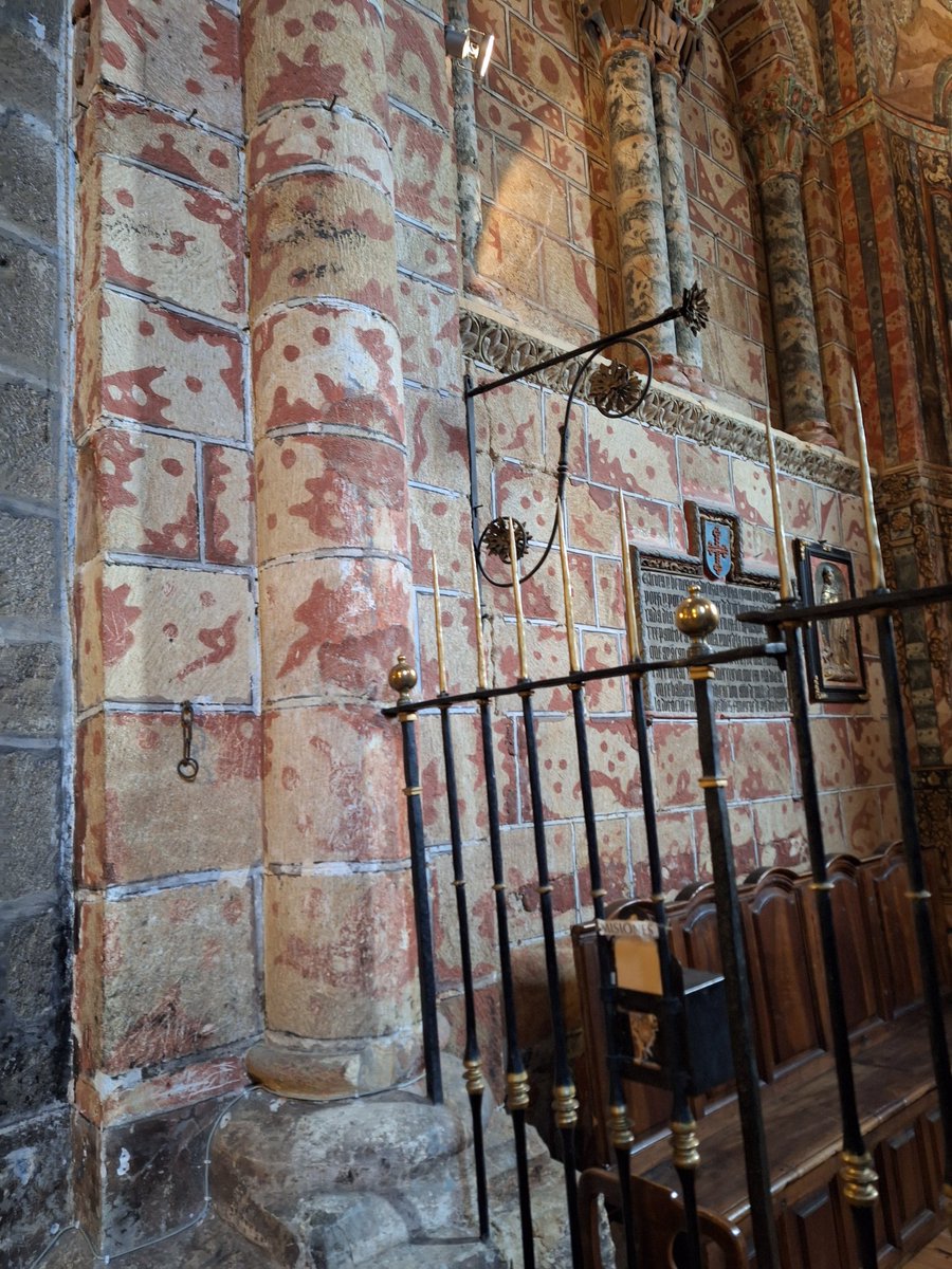 El que hizo la mítica camiseta del Athletic de manchas se inspiró en la catedral de Ávila. 

Por descontado, lo primero que he ido a ver ha sido la subida adoquinada con flashbacks de VDB.