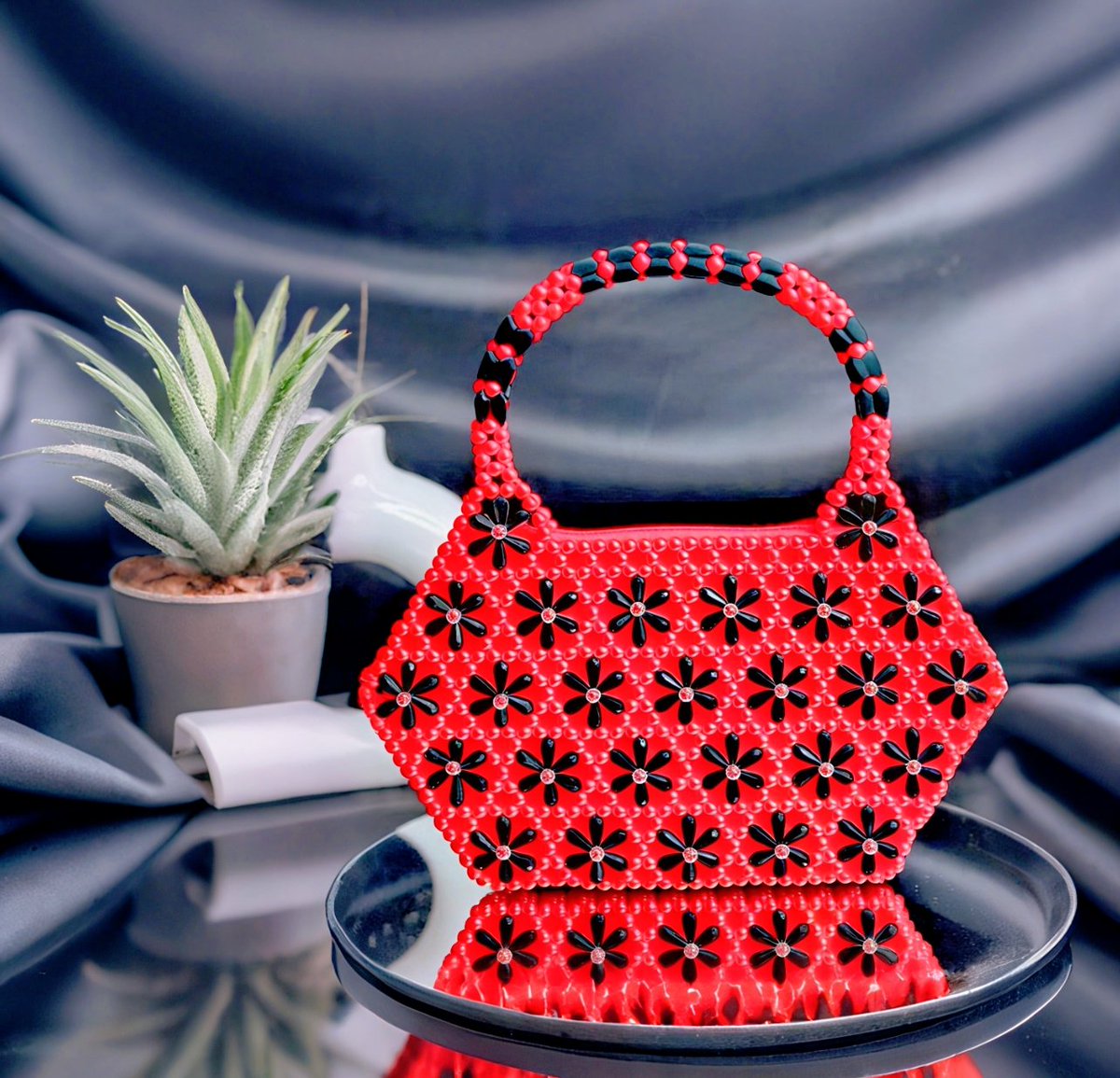 KalraTeto30823's tweet image. ✨ Handmade Beaded Bag ✨
Perfect blend of Style &amp;amp; Tradition 💼
💰 Price: 2500 | 🎨 Customizable (کلرز اور ڈیزائن اپنی پسند کے)

#StoneAndStyle #BeadedBag #LuxuryStyle #PakistaniHandmade