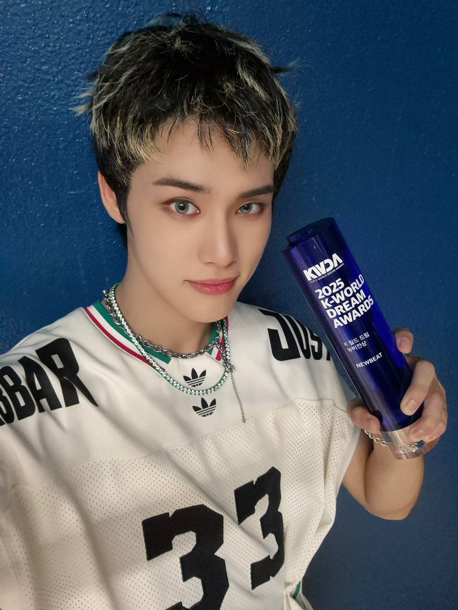 NewBeat_twt's tweet photo. [#전여여정]

뉴비트 상 탔다아ㅏㅏ아아악아아아ㅏ!!😆
언제나 저희 사랑해줘서 그 덕분에 탄 거니까
뉴비전상!! 다들 축하하고 고마워요!🤗 https://t.co/hIzbp1zcqW