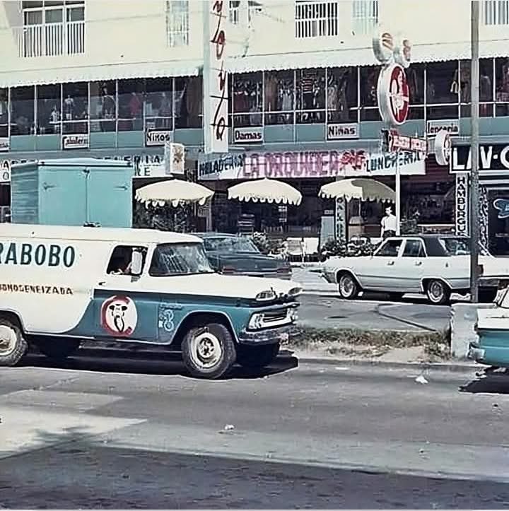 Caracascuentame's tweet photo. Caracas, años 60. Vista Alegre, una urbanización del oeste caraqueño para muchos distante y ubicada en los suburbios de la ciudad, hasta que se inauguró la Línea 2 del Metro. Se aprecia una camioneta panel de reparto de leche pasteurizada Mamá Carabobo, Muuuuuchas Gracias… https://t.co/og0c5jrXrc