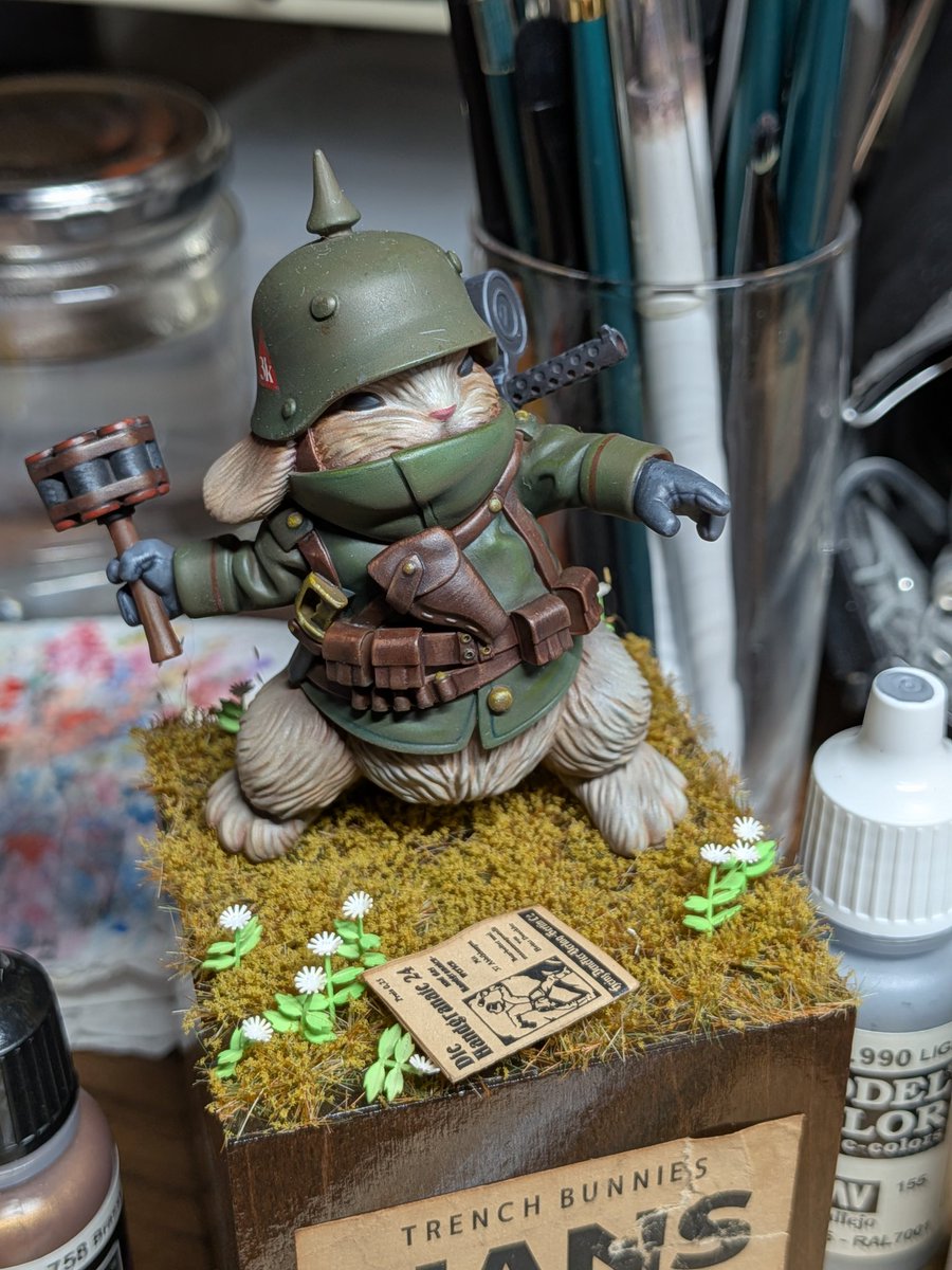 ペイントコンテストでラジ館ボークスに出していたハンス君を回収してきました
地面に手榴弾の取扱説明書が置いてあって生真面目なハンス君が練習している、という設定が実はあったりしました
ご覧いただいた皆様、改めましてありがとうございました