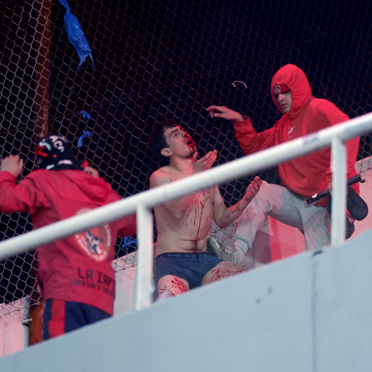 EL EMBAJADOR DE CHILE CONFIRMÓ 9 HERIDOS, UNO GRAVE

El embajador de Chile en Argentina, José Antonio Viera-Gallo, confirmó que los incidentes en Avellaneda dejaron nueve heridos, entre ellos un hincha de 32 años que permanece en estado grave tras ser operado de urgencia en el