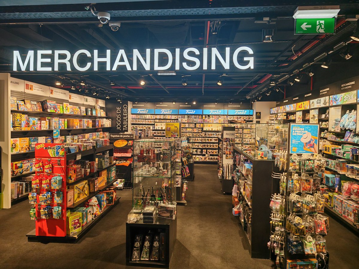 A la <a href="/Fnac/">Fnac</a> de Lisbonne, le rayon #DVD #BluRay #4k #BR3D a été remplacé par un immense corner merchandising / produits dérivés. Les plateformes ont gagné.