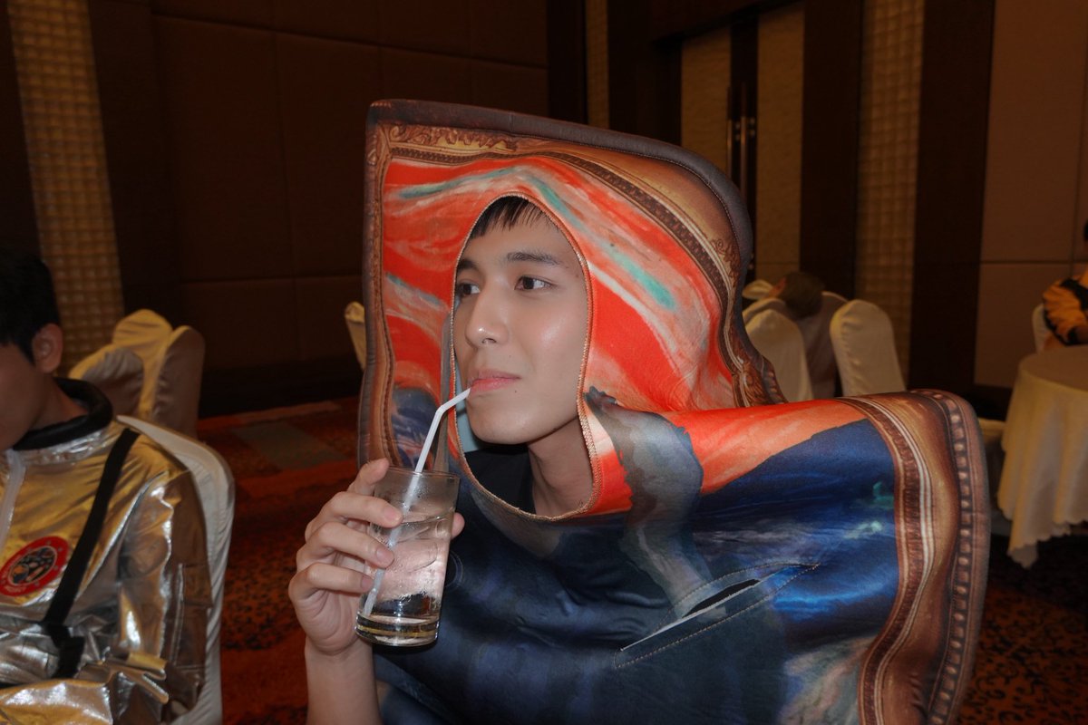 stjinx_maya's tweet photo. สิงโตเอากล้องมาทำไม.. 😐 #GMMTVOuting2025 https://t.co/U7vREng4Wd