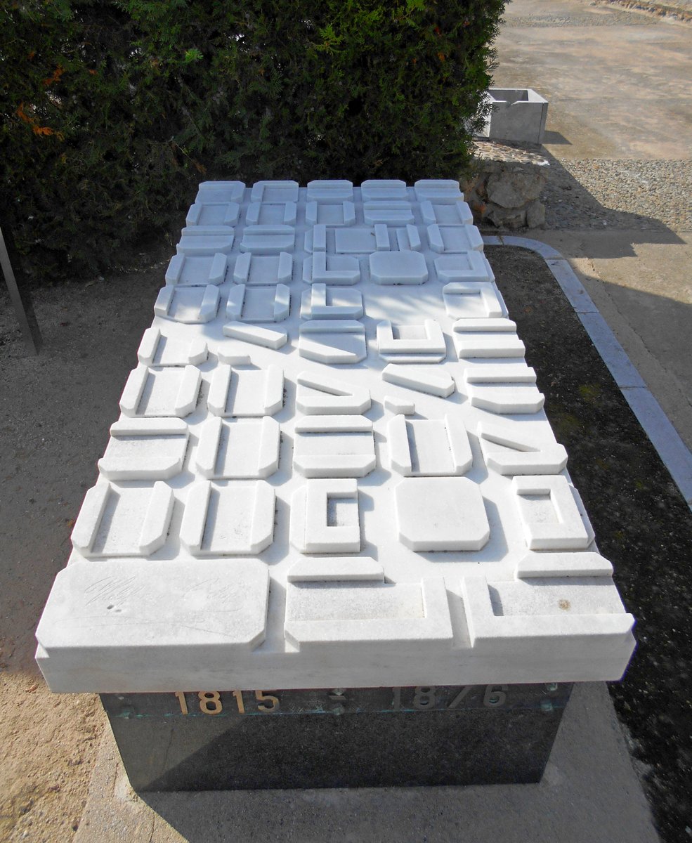 #Taldiacomavui de 1876 va morir Ildefons Cerdà, malalt, oblidat, cornut i divorciat, arruïnat pel govern espanyol (que li devia un dineral) i lluny de Catalunya. El 1971 fou portat al Cementiri de Montjuïc i l'Ajuntament li féu aquesta tomba: 5 x 10 illes del seu Eixample. Fil 📜