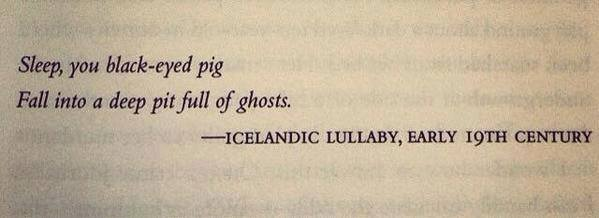 La noche es oscura y alberga horrores. No es únicamente una cita literaria, sino algo que siempre hemos sabido. Y las canciones de cuna, sobre todo las de lugares en los que la oscuridad tiene tanto peso, han recogido ese folklore.

"Duerme, cae en un profundo pozo de fantasmas".