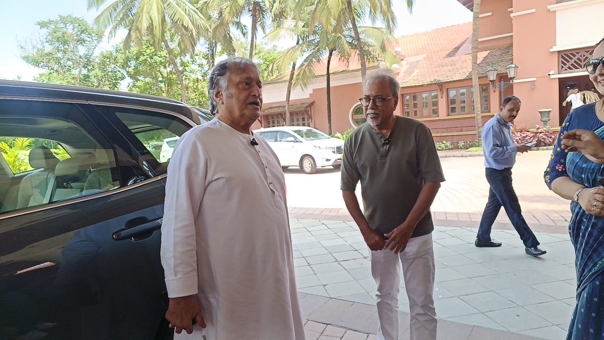 ShowhouseIndia's tweet photo. The maestros have arrived!
Ustad Amjad Ali Khan & family are here to grace Malhar & The Sea with their timeless magic.
#malharandthesea #itcgoa #goa2025 #musication #showhouseoriginal #trending #ustadamjadalikhan https://t.co/48J1LdaLlB