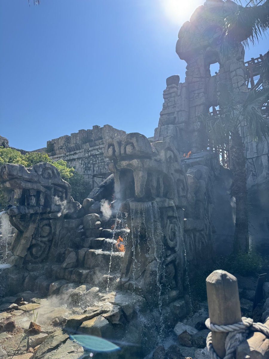 4an_2N2's tweet photo. ディズニー2日間行ってきました
小2ぶりの夏ディズニーでした https://t.co/olA7AYlkC5