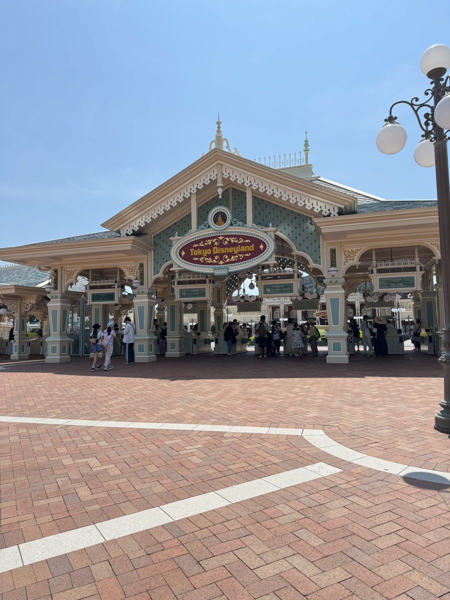 4an_2N2's tweet photo. ディズニー2日間行ってきました
小2ぶりの夏ディズニーでした https://t.co/olA7AYlkC5