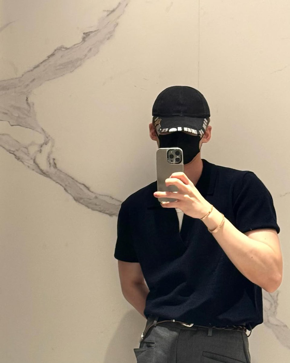 hourlybai's tweet photo. 📸 #BaiJingting update with mirror selca https://t.co/ftUkjlkfT1