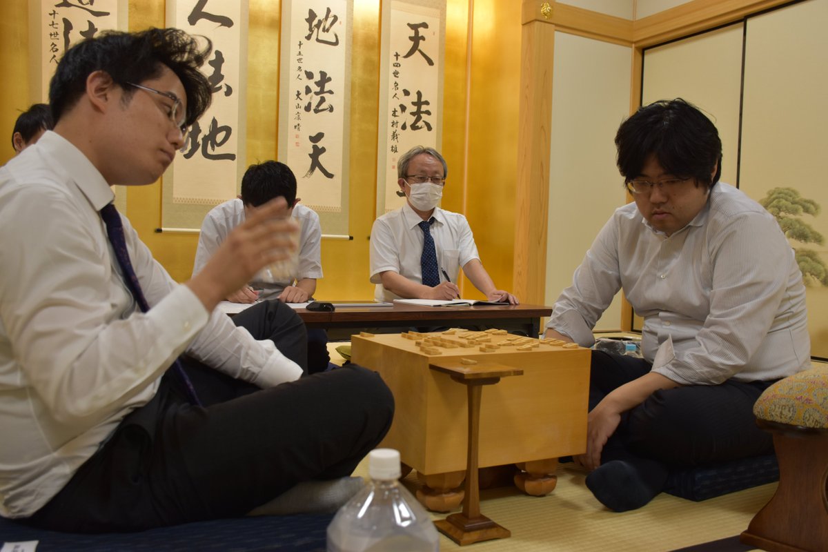 Ａ級順位戦２回戦、糸谷哲郎八段ー佐々木勇気八段戦は糸谷八段が115手で勝利、開幕２連勝としました。佐々木八段は連敗スタートとなりました。糸谷八段の消費時間はわずか２時間15分で、佐々木八段は１分将棋に追い込まれました。