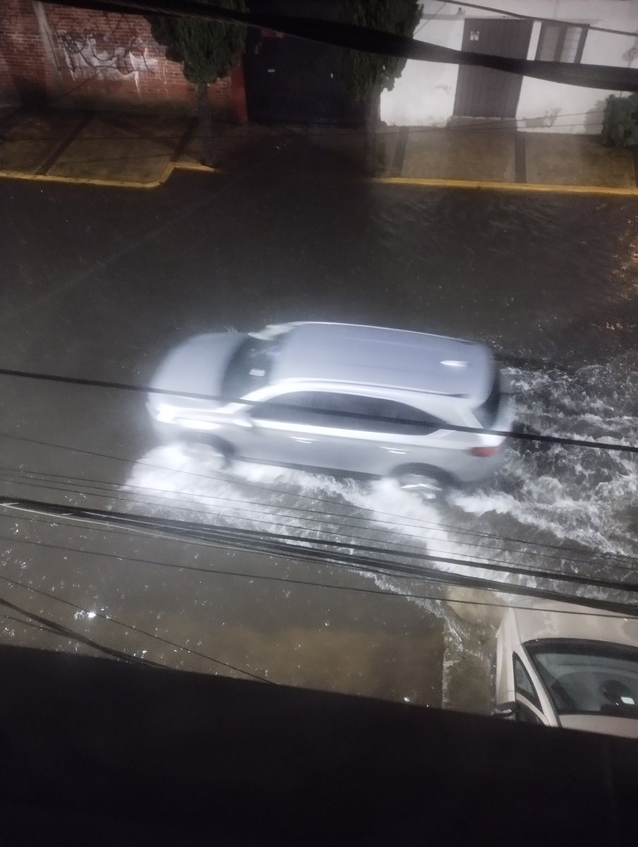 CEPCY13's tweet photo. @TlalpanAl @SEGIAGUA @TlalpanVecinos @ImagenTVMex @Gabyosoriohdz urge apoyo en Sotuta y Tizimín, Pedregal de San Nicolás 2da sección. Ya entra el agua a las casas y sigue lloviendo https://t.co/BYZmm2oeXo