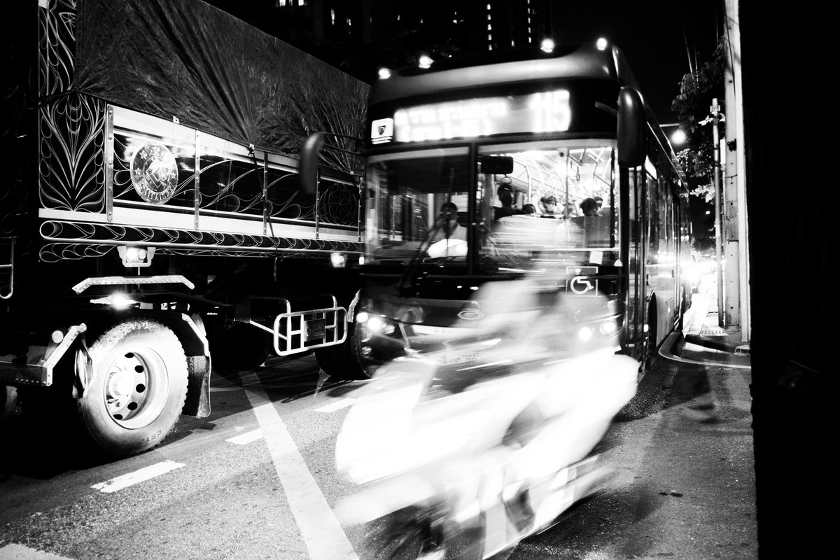 NeilShelley's tweet photo. The code of the pavement vs the law of the urban jungle #Phrakhanong #RamaIV https://t.co/g9diJrHIqe