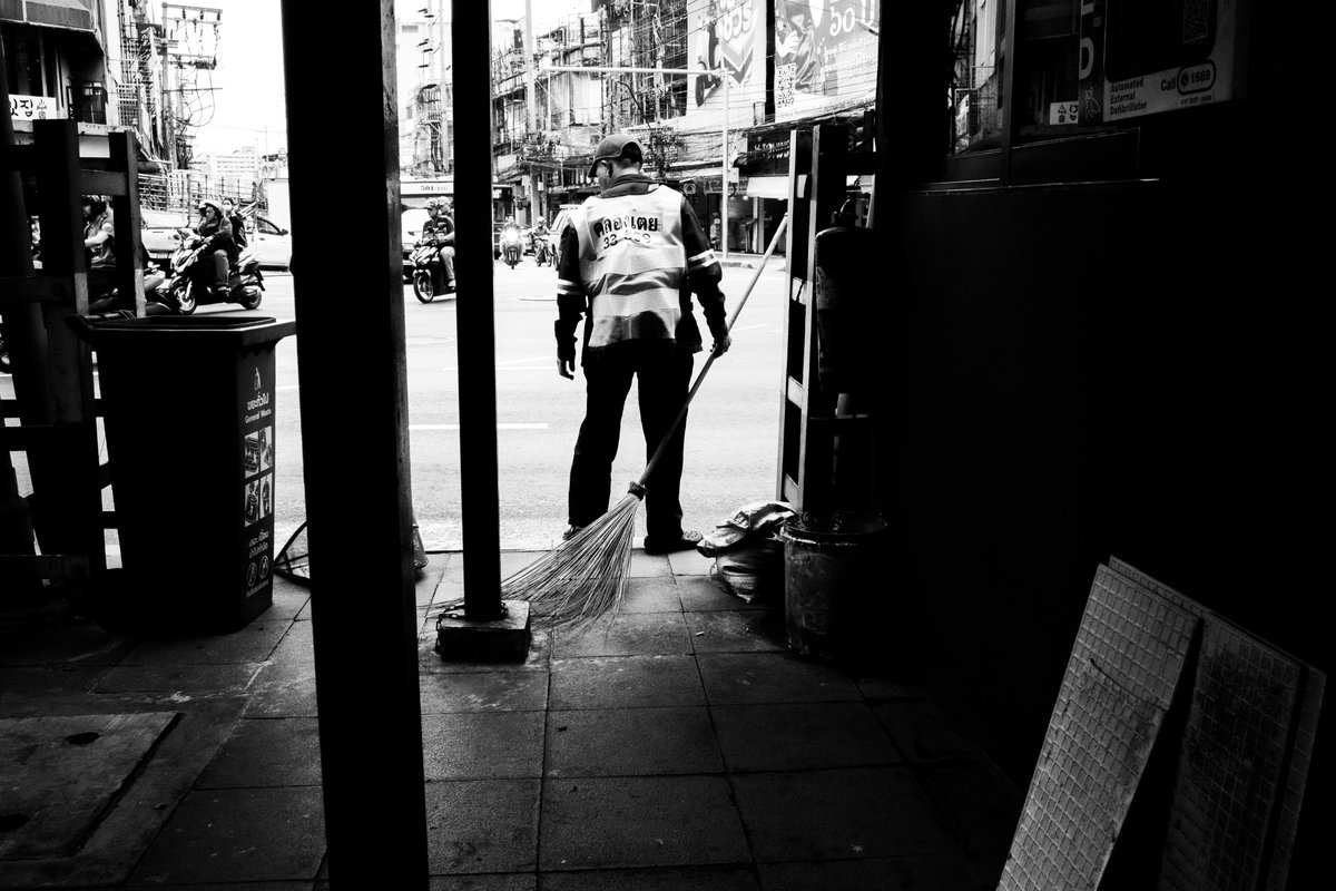NeilShelley's tweet photo. The code of the pavement vs the law of the urban jungle #Phrakhanong #RamaIV https://t.co/g9diJrHIqe