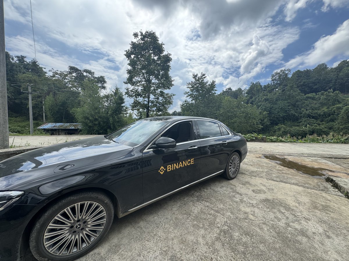 今天回老家，村长看见我车上的贴纸，好奇地问：这是啥东西。

我笑了笑说：这是 #Binance ，一个能赚钱的app。

他愣了愣：真的假的？你这车靠它买的？
我点点头：是啊。
结果村长叫我去他家里喝茶，让我带他玩。

说实话，我一时语塞。毕竟币安里头新东西太多了，最近连币安 Alpha