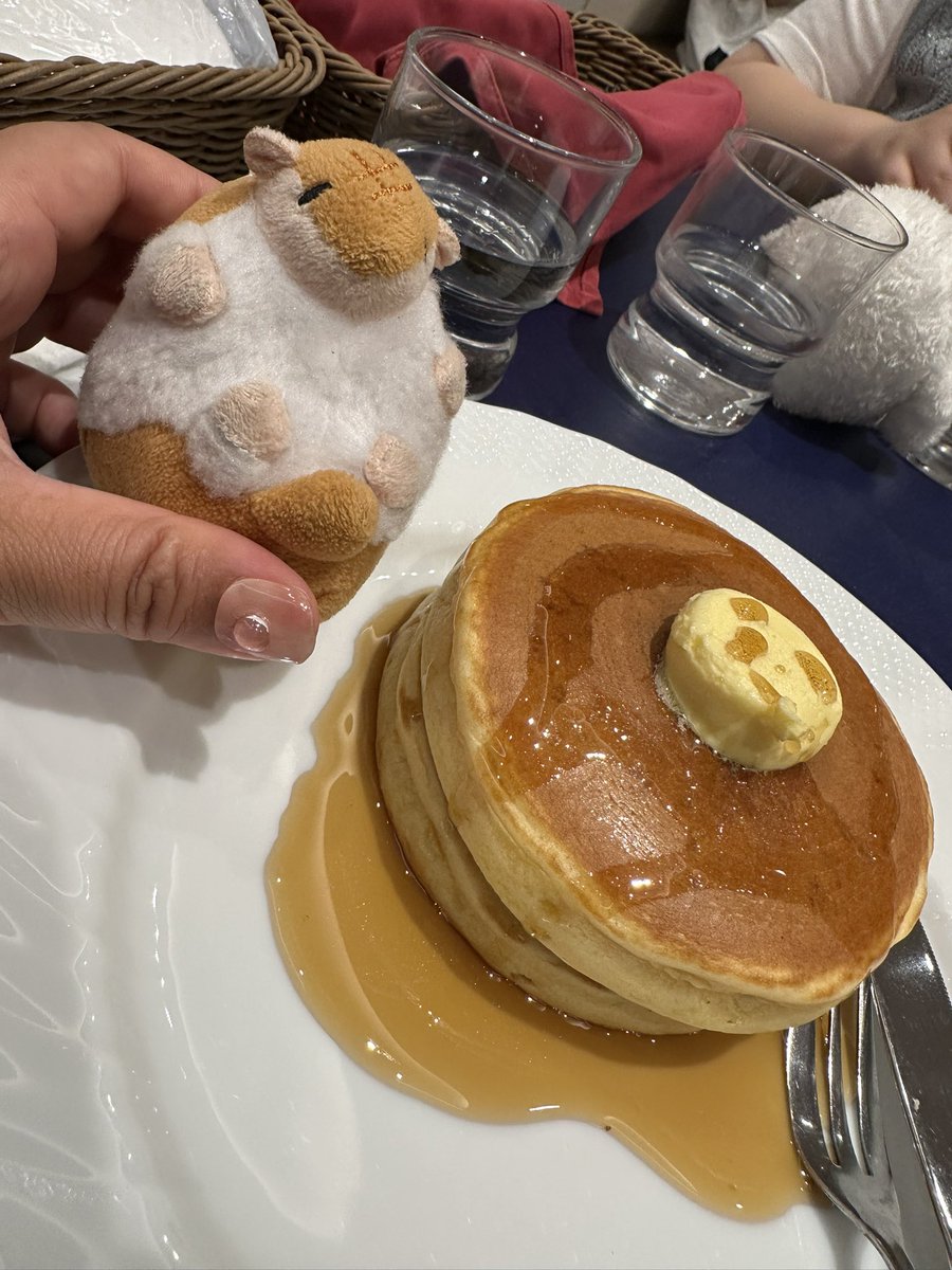 rais_37's tweet photo. 吸死展超楽しかったです！！これはあしものさんのニュンとホットケーキとニュンをホットケーキに落とされるのじゃないかと戸惑うあしものさんの手 https://t.co/WRrVQVNUUW