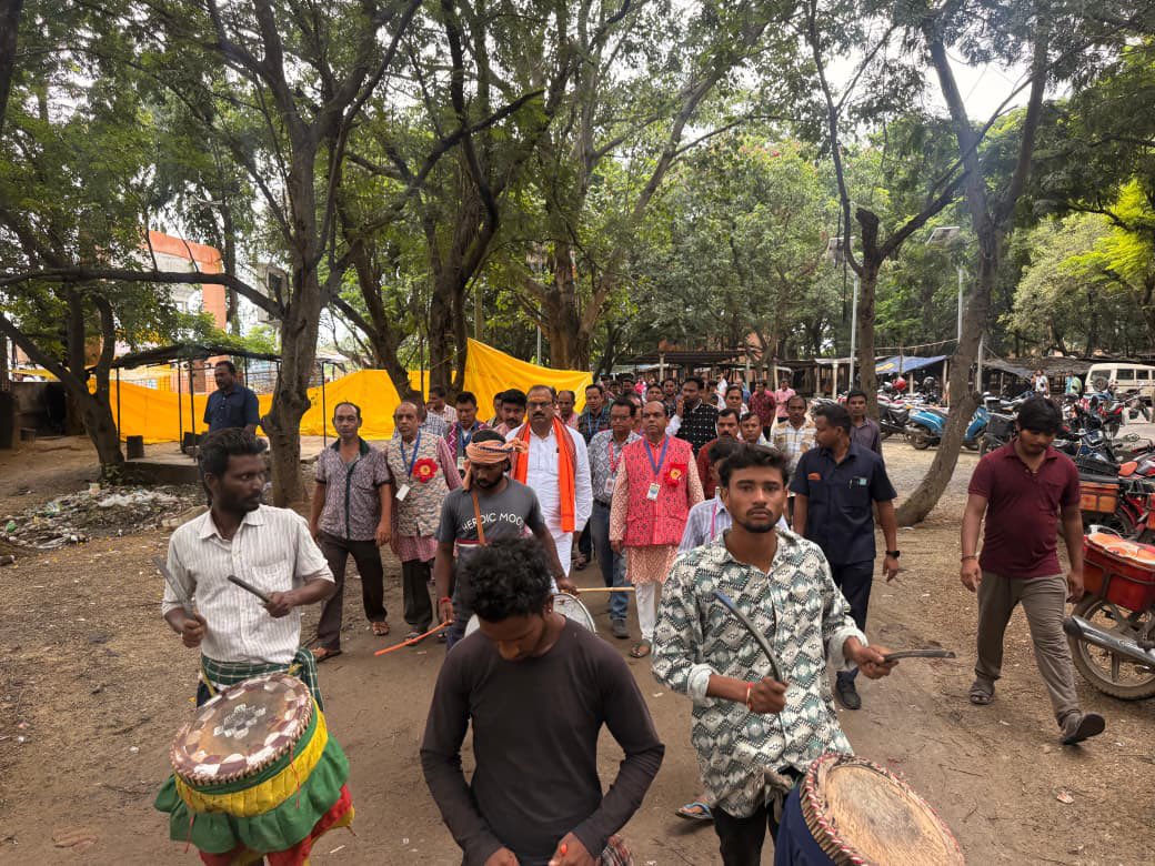 ashwiniksarangi's tweet photo. ବରଗଡ଼ ବିଧାନସଭା ନିର୍ବାଚନ ମଣ୍ଡଳୀ ଅନ୍ତର୍ଗତ ବେହେରା ସ୍ଥିତ ସମ୍ବଲପୁରୀ ହସ୍ତତନ୍ତ କପଡ଼ା ବୁଣାକାର ବଜାରର ବାର୍ଷିକ ଉତ୍ସବରେ ମୁଖ୍ୟ ଅତିଥି ଭାବରେ ଯୋଗଦାନ କରି ଉପସ୍ଥିତ ବୁଣାକାର ଭାଇମାନଙ୍କୁ ଅଭିନନ୍ଦନ ଜଣାଇଲି।

#Bargarh #Behera #HandloomHeritage #SambalpuriHandloom #SambalpuriPride https://t.co/iPEWbgv1ZP