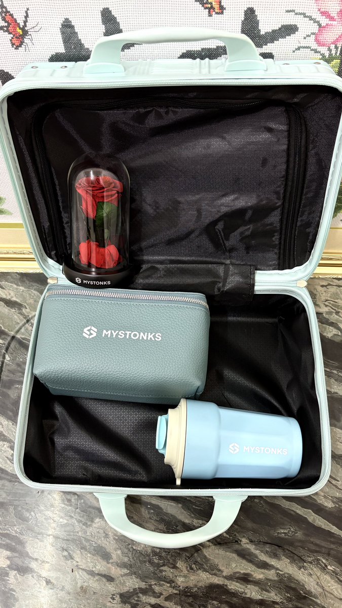 感谢麦通送的七夕节礼物！
<a href="/MyStonks_Org/">MSX_COM</a> <a href="/MyStonksCN/">@MSX_CN</a> 

除了女朋友送的，第一次收到玫瑰花。
这个玫瑰花太逼真了，我还打开闻了一下。哈哈哈哈

水杯也用上了，这个季节男人就需要补一补，枸杞参片泡上了。

希望麦通越来越好，在RWA上披荆斩棘！