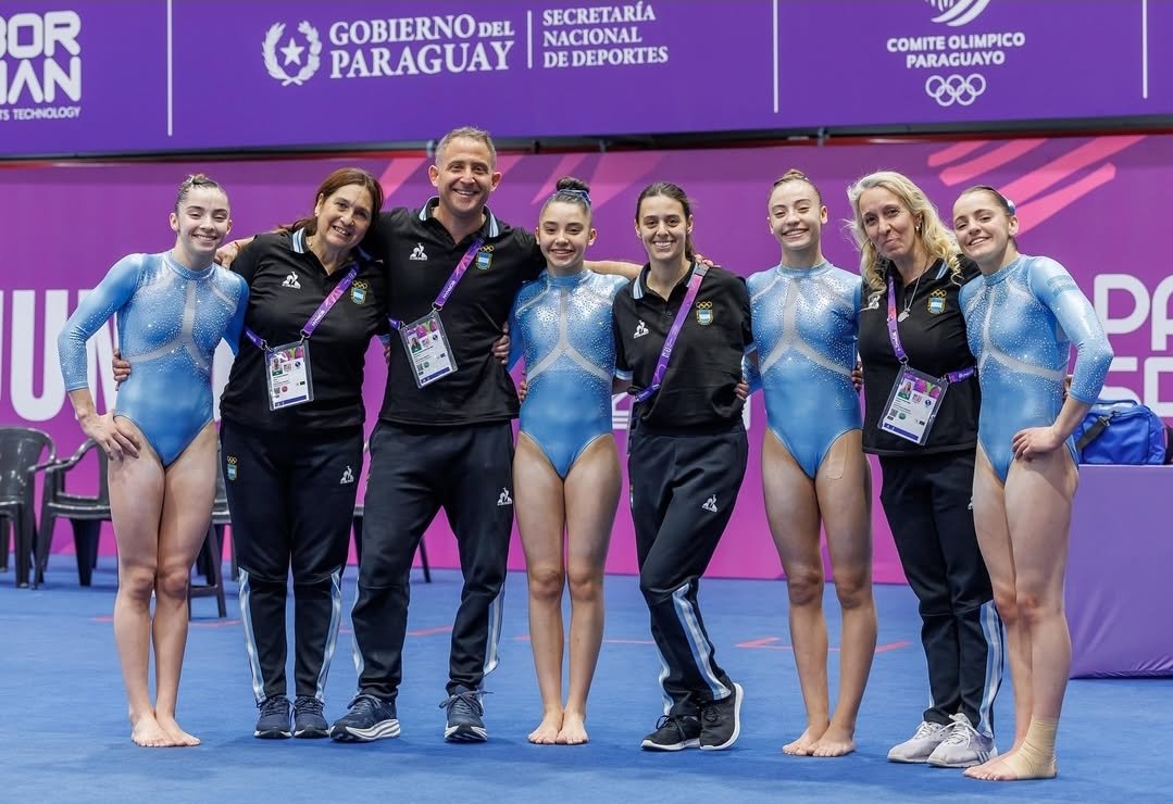 ¡Histórica actuación de la gimnasta pilarense Julieta Lucas en <a href="/asu2025Oficial/">ASU2025</a> !

Julieta fue 🥈 en la competencia de All Around femenino, sumando 15,100 puntos y quedando muy cerca de la 🇺🇸 Charleigh Bullock.

¡Además, clasificó para las finales individuales de los 4 aparatos!