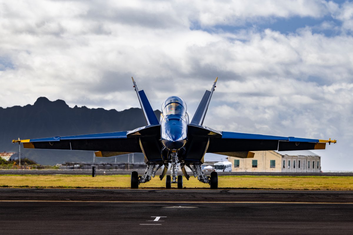 USNavy's tweet image. ✈️⚡I feel the need... The need for speed! 🔥⚓️

The Navy Flight Demonstration Team, the Blue Angels, perform during the 2025 Marine Corps Air Station Kaneohe Bay Air Show, at Marine Corps Base Hawaii (MCBH), Aug. 9.

📸 Pfc. Peter Bannister

#USNavy #Navy250 #FlyNavy