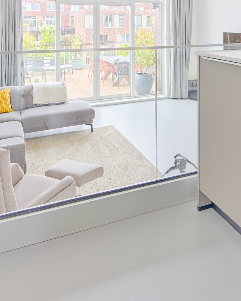 Gietvloer_Coat's tweet image. Of het nu gaat om een appartement, rijtjeshuis of – zoals hier – een woning met een splitlevel indeling: wij zorgen voor een gietvloer die perfect past.

#Gietvloer #Splitlevel #Interieurdesign #Coatingvloer #ModernWonen #NaadloosMooi #Epoxyvloer #Interieurinspiratie #Renovatie