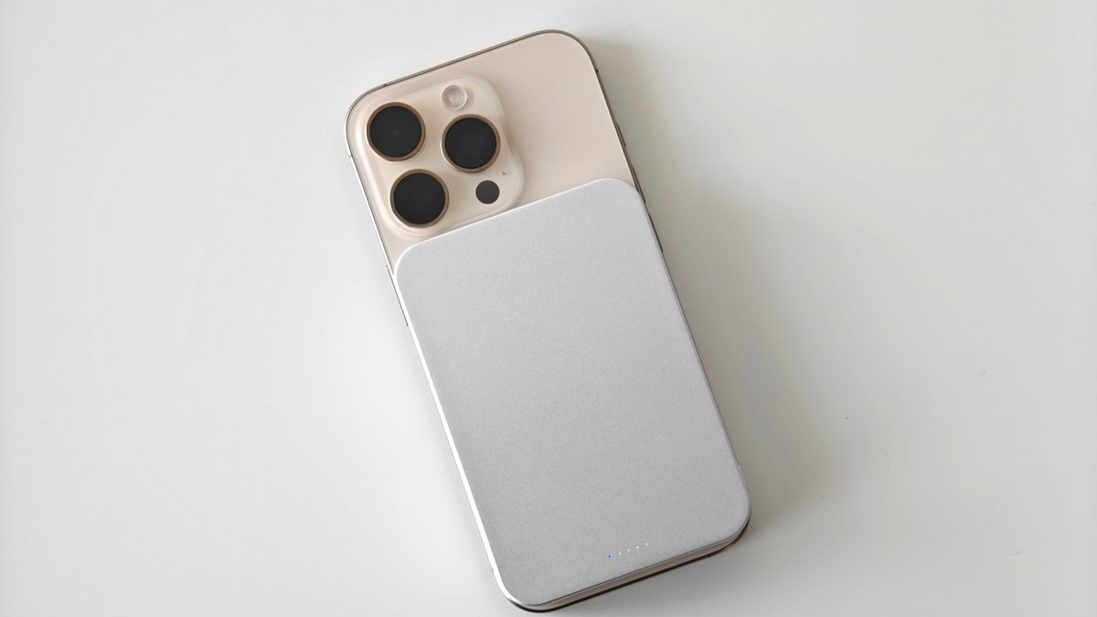 MaGdget Battery 5000mAhが良すぎた。
✔ロゴも印字もない超シンプル
✔アルミ合金
✔厚み約8.6mm
✔Qi2対応
もうQi2非対応には戻れない。
いくら薄くてもQi2非対応なら不要だ。
僕はこのモバ充で、カード型モバ充戦争に終止符を討ちたい。

iPhone、Androidでの発熱/充電時間も検証

記事は👇️
#pr