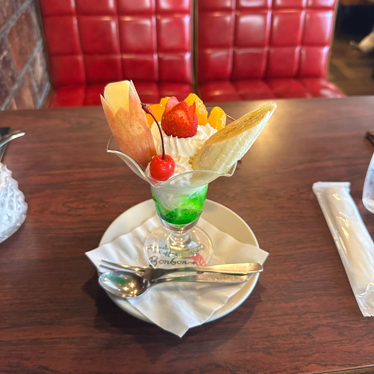 _kni06_'s tweet photo. レトロ溢れる店内で食べるフルーツサンデーは格別だった☆
 #日常垢さんと繋がりたい 
 #カフェ巡り https://t.co/PQPNRRDLhV