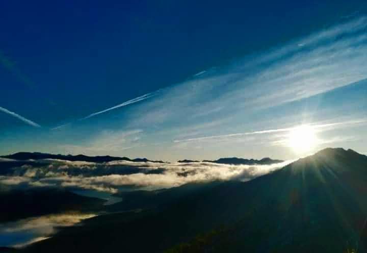 Luliirvalbu's tweet photo. En la montaña he nacido, y morir en ella quiero.
Por que estando en la montaña, se está más cerca del cielo.
#Horcadas #leoenesp ❣️🦁 https://t.co/3vDBuhBluH