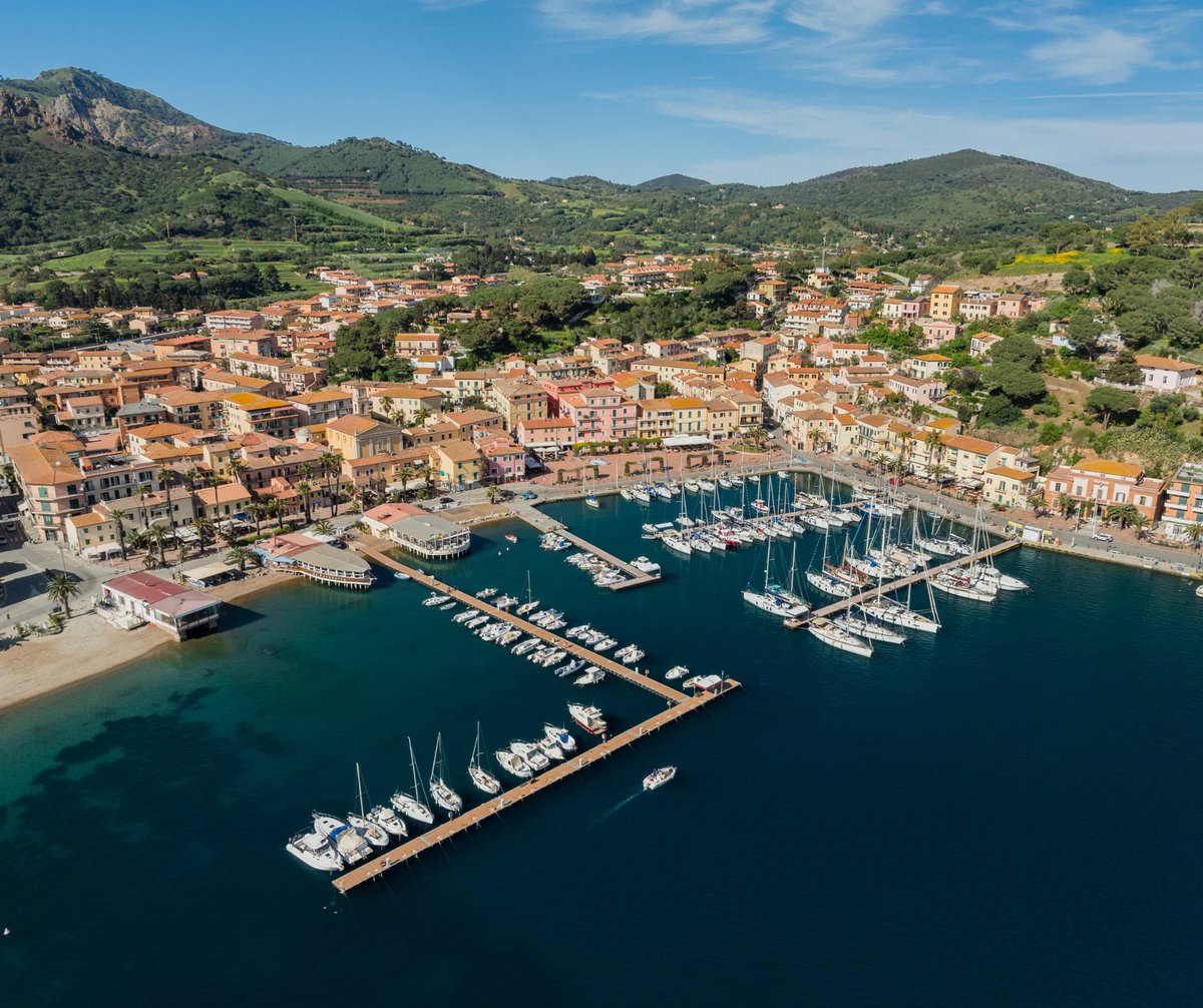Uno sguardo su Porto Azzurro, dove il blu del mare abbraccia il porto e si riflette tra le case colorate del borgo 🌊⛵️

📍 Perfetto per rilassarsi, vivere il paese e lasciarsi incantare dalla bellezza del porto.

📸 Photo by Daniele Fiaschi

#elbawow #isoladelba #PortoAzzurro