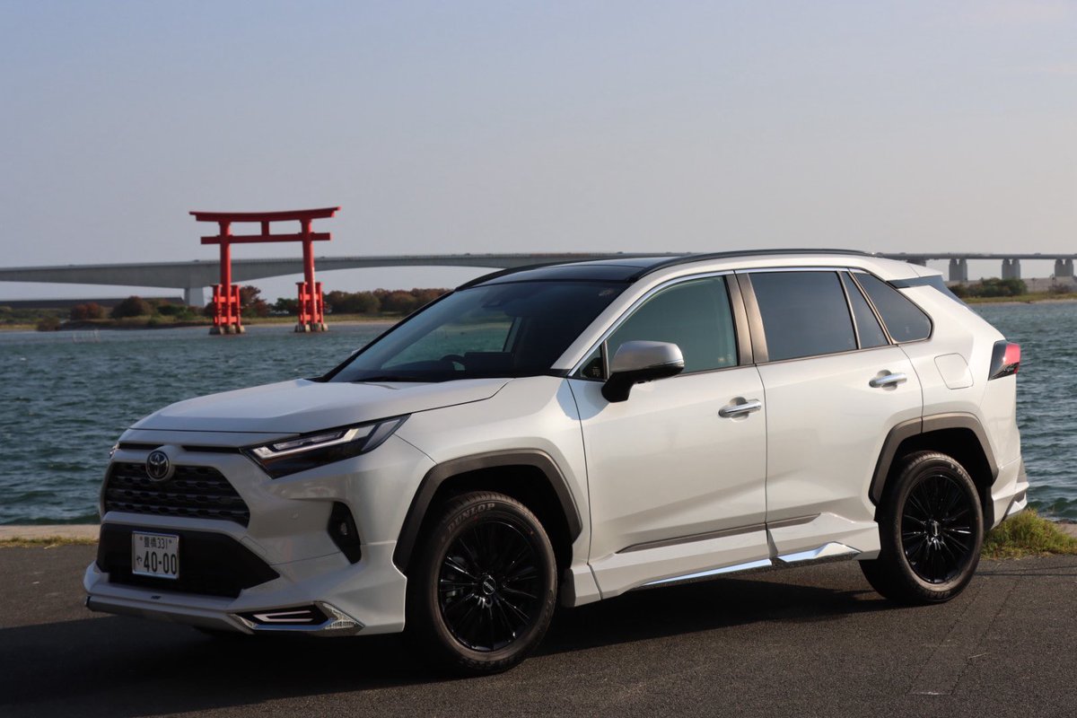 SHIMA_YA201031's tweet photo. オーナーとRAV4

RAYSのホイールカッコ良すぎる。

#RAV4
#RAYS
#VOUGE https://t.co/B8ArkoQ05H