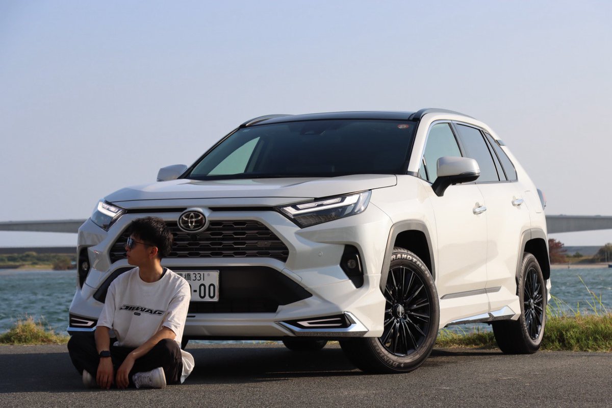 SHIMA_YA201031's tweet photo. オーナーとRAV4

RAYSのホイールカッコ良すぎる。

#RAV4
#RAYS
#VOUGE https://t.co/B8ArkoQ05H