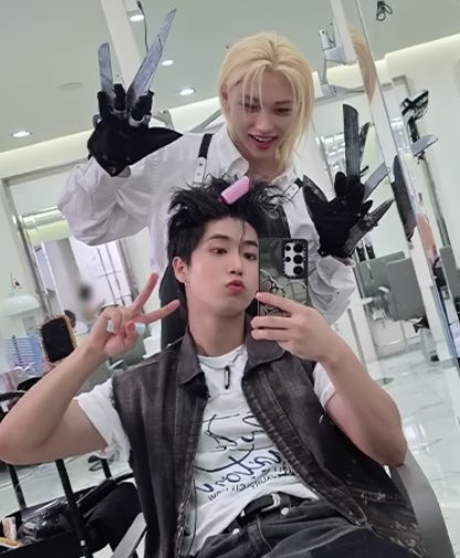 hansoftbot's tweet photo. new jilix selca 🥺 https://t.co/WJambQZenr