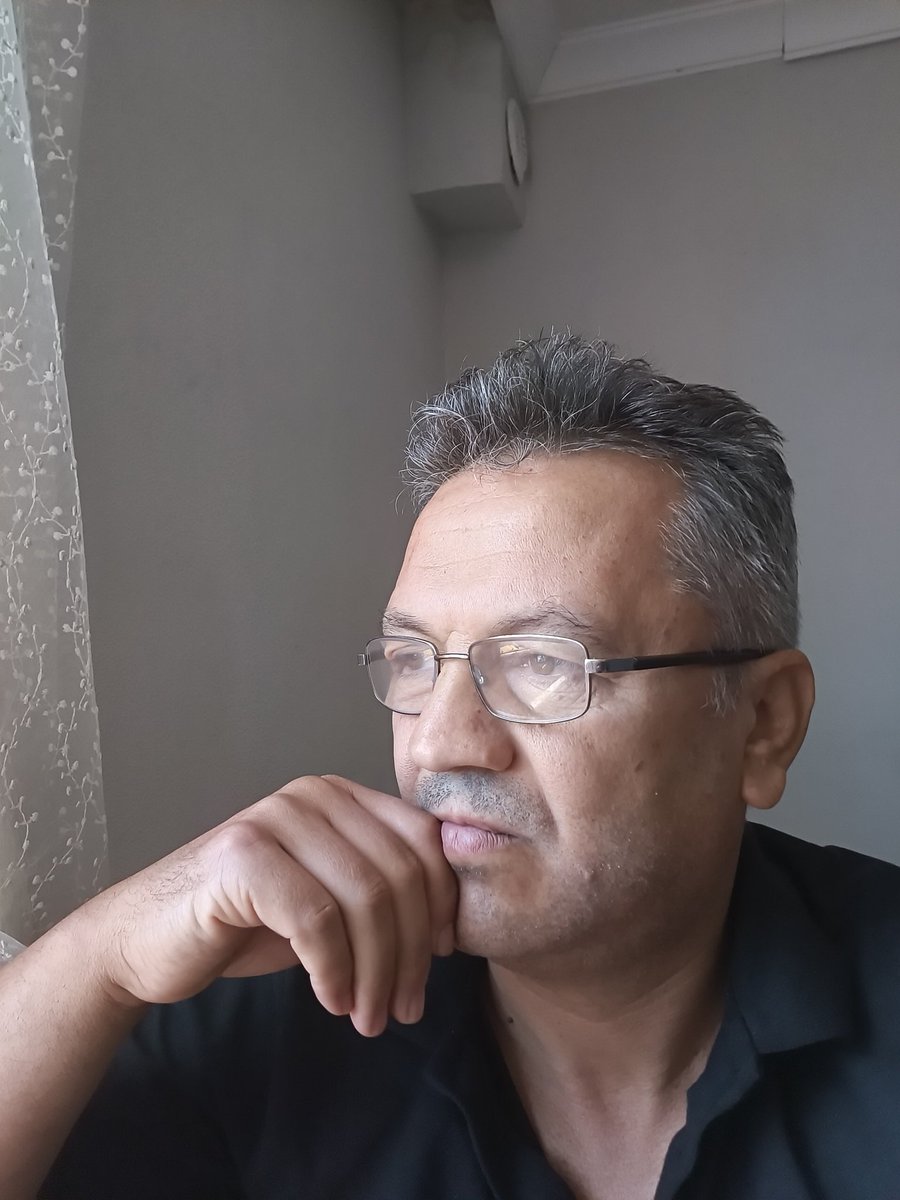Ben öldüm!...
Herkes gibi kaderi mutlak tecelli etti öldüm ben!...
Anam , kardeşlerim, eşim, evlatlarım, torunlarım yaşar mı bilmem!...
Ama ben öldüm!
Bir kaç camiide selam okundu; kulak kesildi ölümün nefesini ensesinde hisseden üç beş yaşlı ve bir kaç meraklı!....
  " Aslen