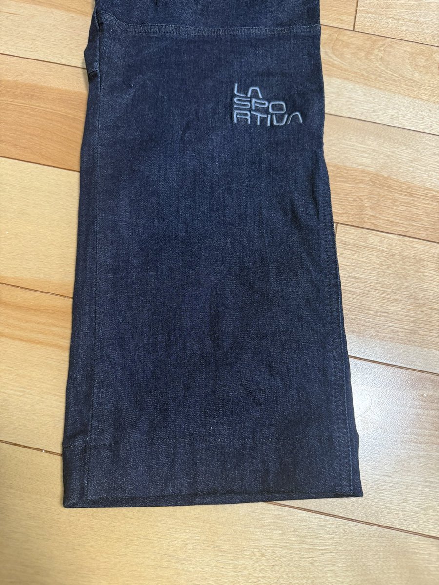 com_azazel's tweet photo. ベーキャンで買ったパンツの裾上げした。初めての裾上げにしてはプロ並の出来。
それはそうとクライミングパンツってなんであんなサイズ合わないんだろ。ネットで買うとか暴挙。基本腰回り緩くて試着しないと怖くて買えない。外国製は特にトップスもデカい。 https://t.co/4sgPR4haR1