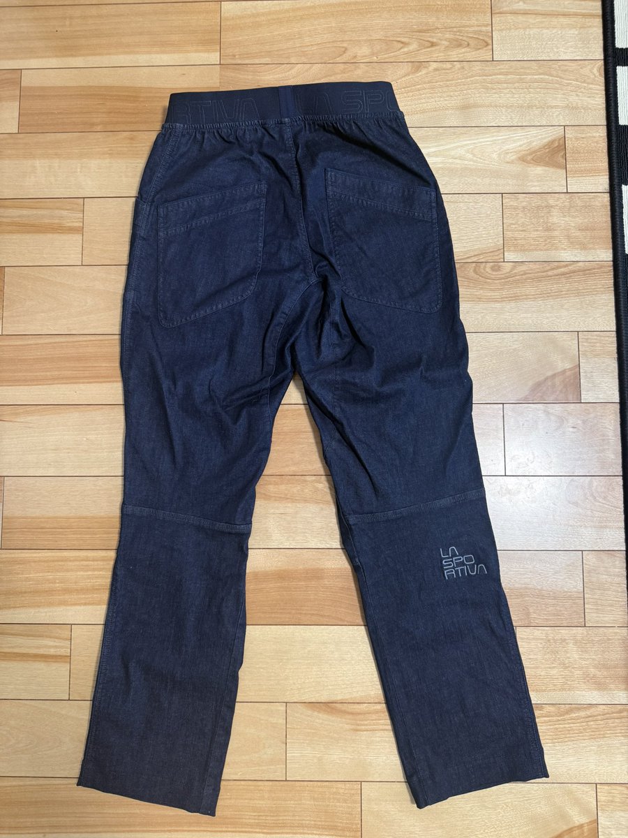 com_azazel's tweet photo. ベーキャンで買ったパンツの裾上げした。初めての裾上げにしてはプロ並の出来。
それはそうとクライミングパンツってなんであんなサイズ合わないんだろ。ネットで買うとか暴挙。基本腰回り緩くて試着しないと怖くて買えない。外国製は特にトップスもデカい。 https://t.co/4sgPR4haR1