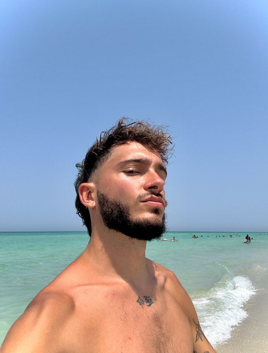 Xis6699's tweet photo. regardez mon bronzage 
et on est qu’à la moitié du séjour grrr https://t.co/wLmLePbUfT