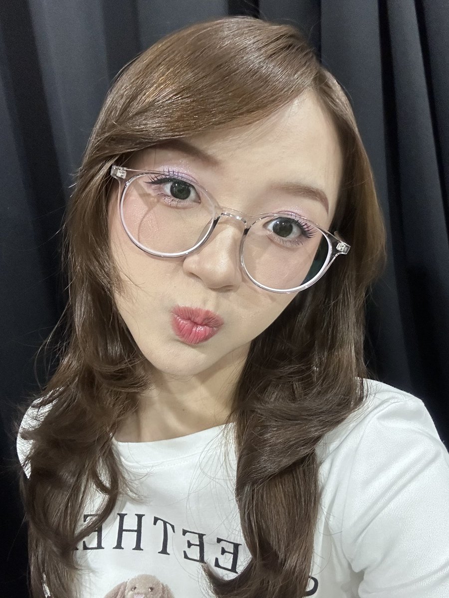 <a href="/AU_LiaJKT48/">Aurellia</a> Banyak hal dilalui selama sebulan ini. Banyak kebahagiaan diberikan oleh <a href="/AU_LiaJKT48/">Aurellia</a> juga kepada semua orang yang melihat dirinya. Ucapan terima kasih pun rasanya belum cukup untuk membalas apapun yang Lia lakukan. Bahagia terus Lia!

#Apre21Oshi 
#AurelliaNoHoshi
#keLIAtan