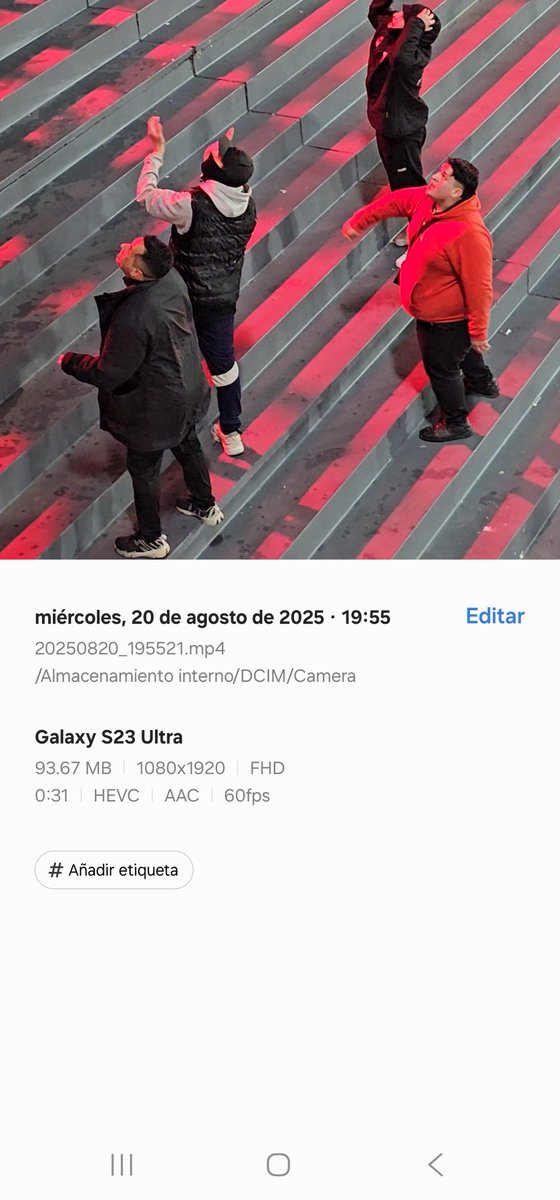 Previo al partido [19:55]

Estos bastardos empezaron a provocar y buscar el odio tratando de bajar los lienzos de la U con una especie de escoba amarrada a otro palo, y aquí comienza el primer intercambio de palabras.