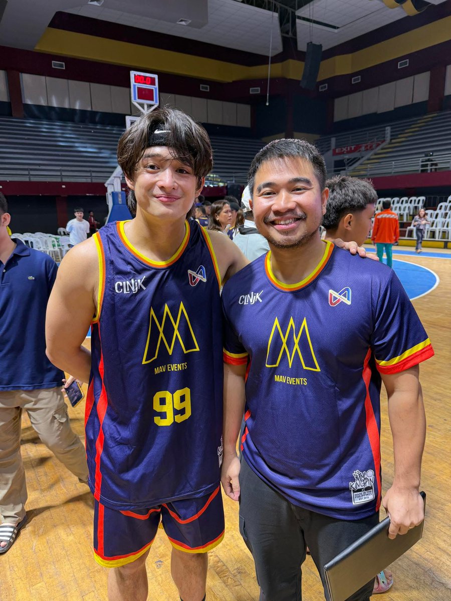 Ito yung time na hinahanap ako ni Lance , naka ilang tawag pala sa akin . Saan si Jayson? Hahahaha ang akla pumunta sa kasamahan niya doon nagpa pic Hahahaha 

Ito pala picturan ko siya sa coach niya hehehe 💙💙💙