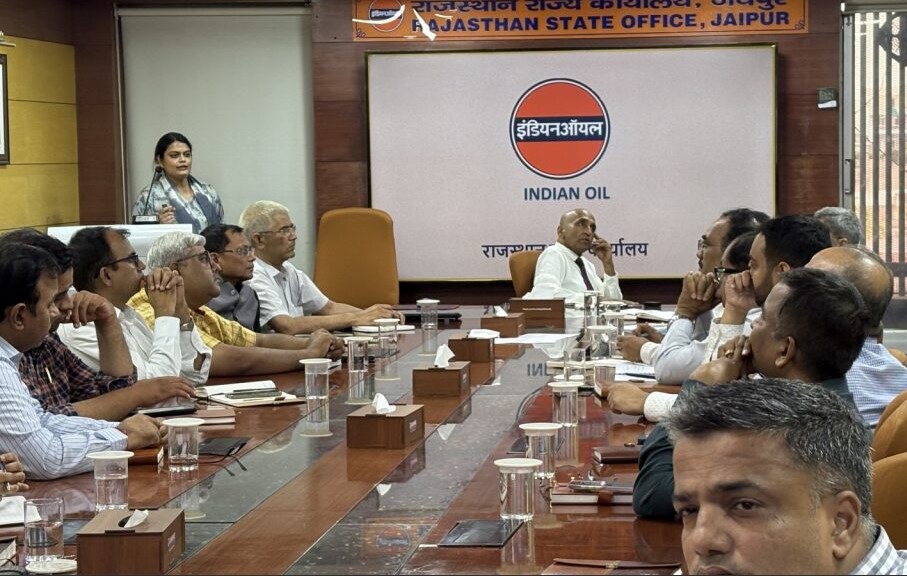 IOCL_Rajasthan's tweet photo. RSO embarks on a transformative journey with the launch of Gen-AI training. The program explores AI adoption, prompt engineering and real-world applications to boost  productivity. Officers felt energized, equipped with actionable insights and ready to lead the AI-powered future. https://t.co/5CJWYRo2CL