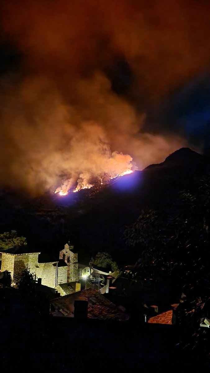 jaimeromosntmr's tweet photo. @8Bierzo Peñalba de Santiago abandonada a su suerte; los vecinos solos contra el fuego. El incendio vuelve a coger fuerza... y ya amenaza que llegue a masa forestal y arrase toda la Tebaida Berciana. Unas fotos de ayer tarde y noche... https://t.co/rOkh5CP83Q