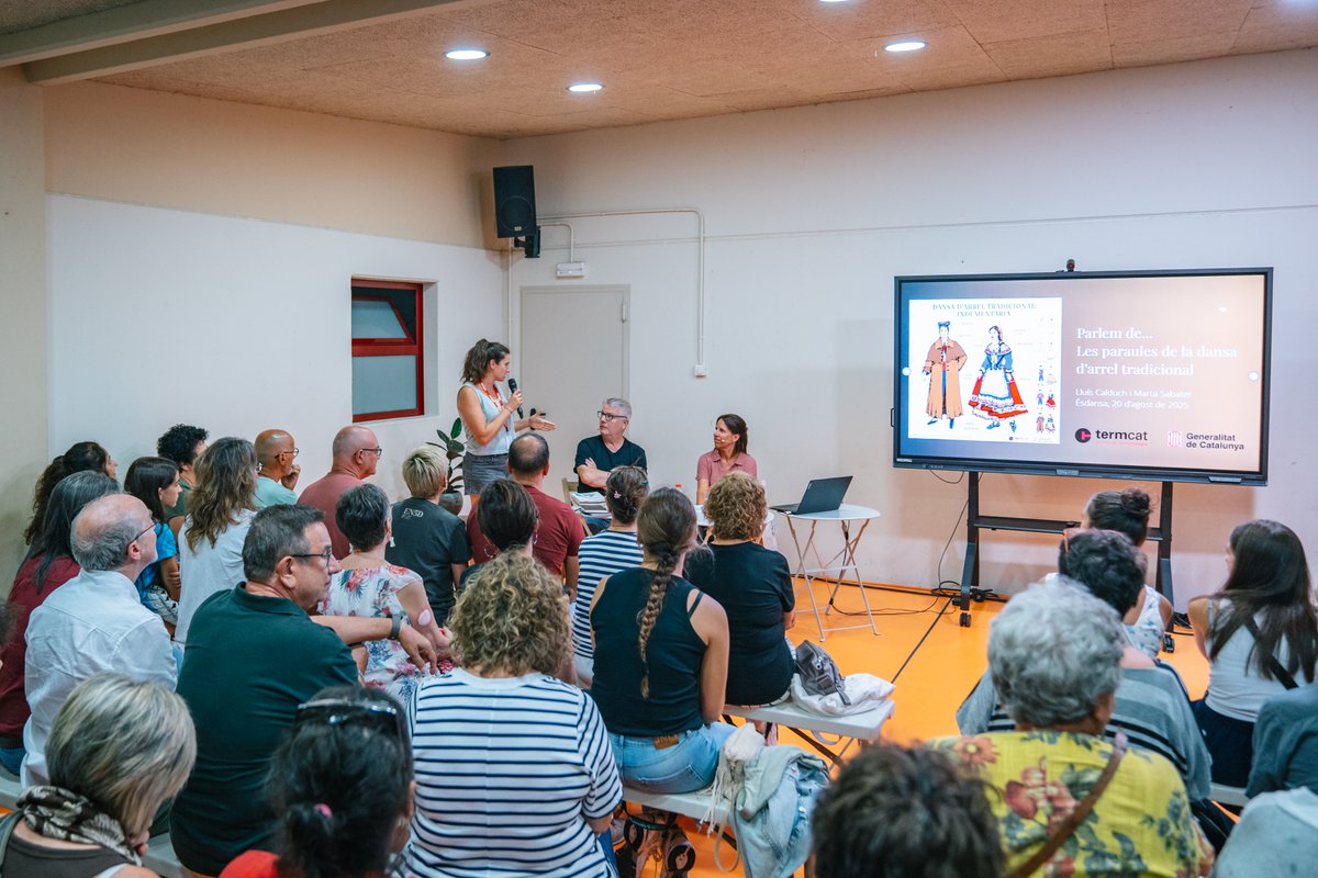 esdansa's tweet photo. 🟨 📖 Descobrim les paraules de la dansa tradicional amb un nou #ParlemDe a l'#Ésdansa2025

💬 Lluís Calduch i Marta Sabater ens presenten la metodologia de treball i el contingut del futur diccionari en línia de la dansa d’arrel, impulsat pel @termcat 

📸 @polsolee https://t.co/4c3ZfzILHO