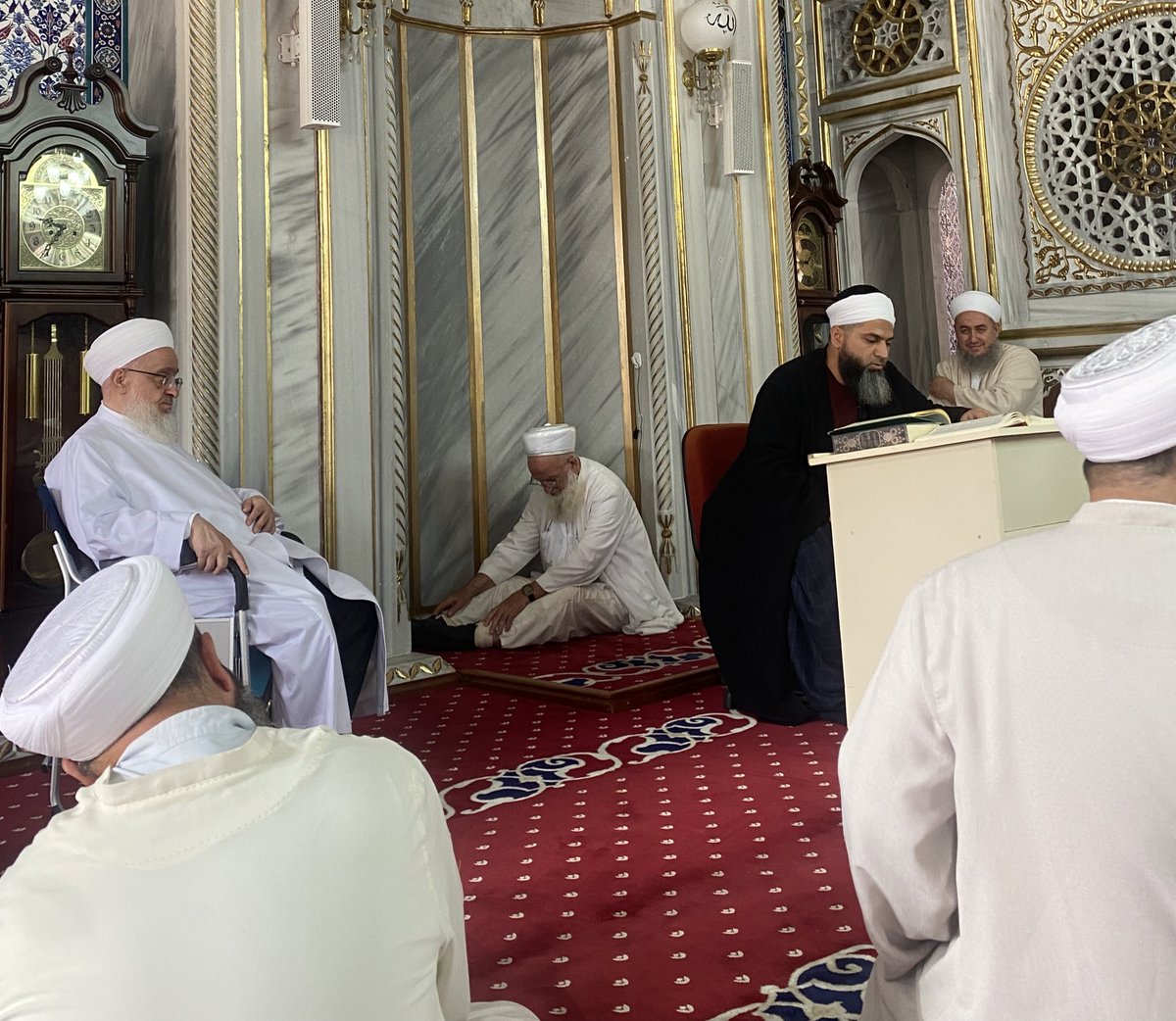 Elhamdülillah, Of’ta Perşembe sohbetini Salih Efendi Hocamızdan, Mektubat sohbetini ise İstanbul’dan misafir Cafer Bayazıt Hocamızdan dinlemek nasip oldu. Cafer Hocamız iki gündür Of’ta. Akşamdan beri de beraberdik. Aslında memleketi Ordu’dan günübirlik ziyarete gelmişti, sonra