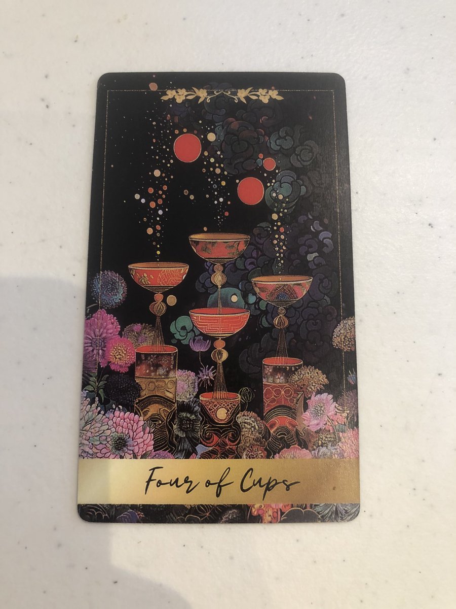 sur_prendre's tweet photo. Le Four of Cups (Quatre de Coupes) est une carte intéressante quand elle apparaît comme guidance du jour.

🔮 Énergie générale de la carte :
•Elle évoque souvent un moment d’introspection, de lassitude ou de désintérêt. On ne remarque pas une opportunité
#voyance #guidance https://t.co/rJZkhxFt10